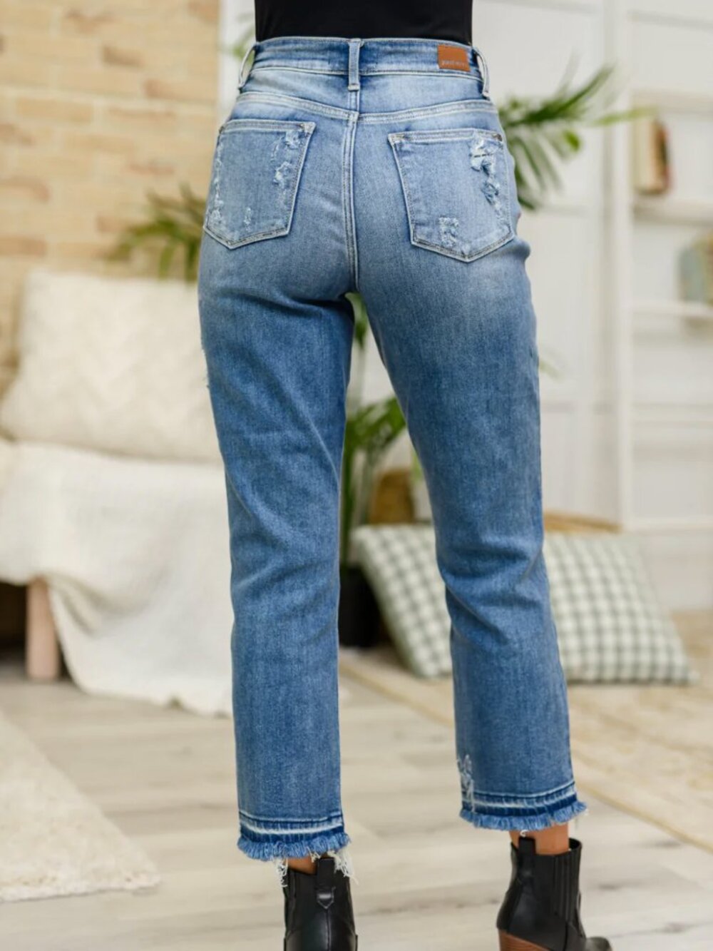 JUDY BLUE Harley Relaxed Fit Ankle Jeans | Size: 0/24 - Picture 4 of 5